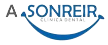 Logotipo de 'A Sonreír Clínicas Dental', con el texto formando la parte superior de una gran sonrisa azul.